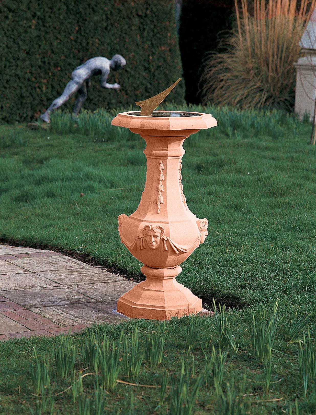 Adam sundial plinth d135