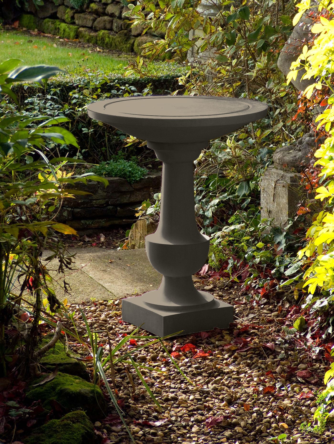 Klassisk fuglebord i støbt sten