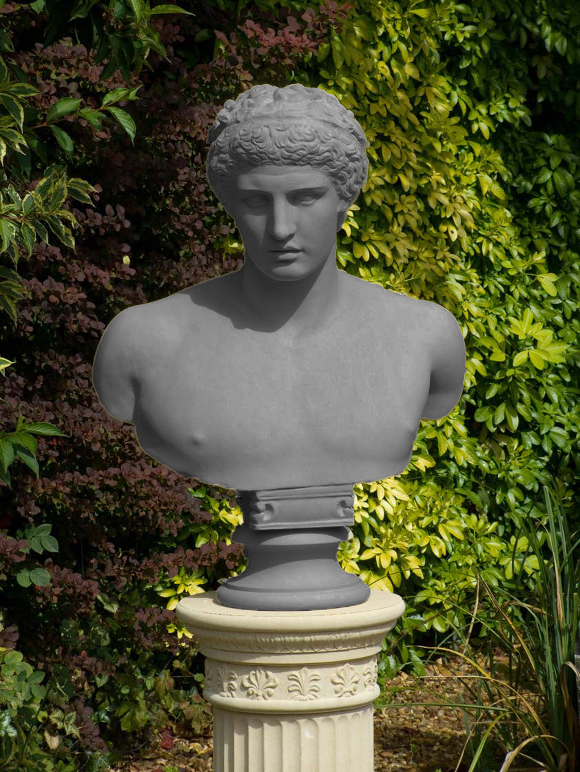 Antinous mellszobra