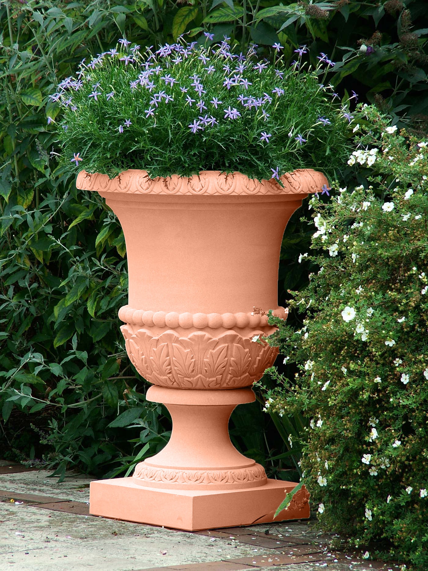 Campana Vase – En klassisk urna med medelhavsinspiration