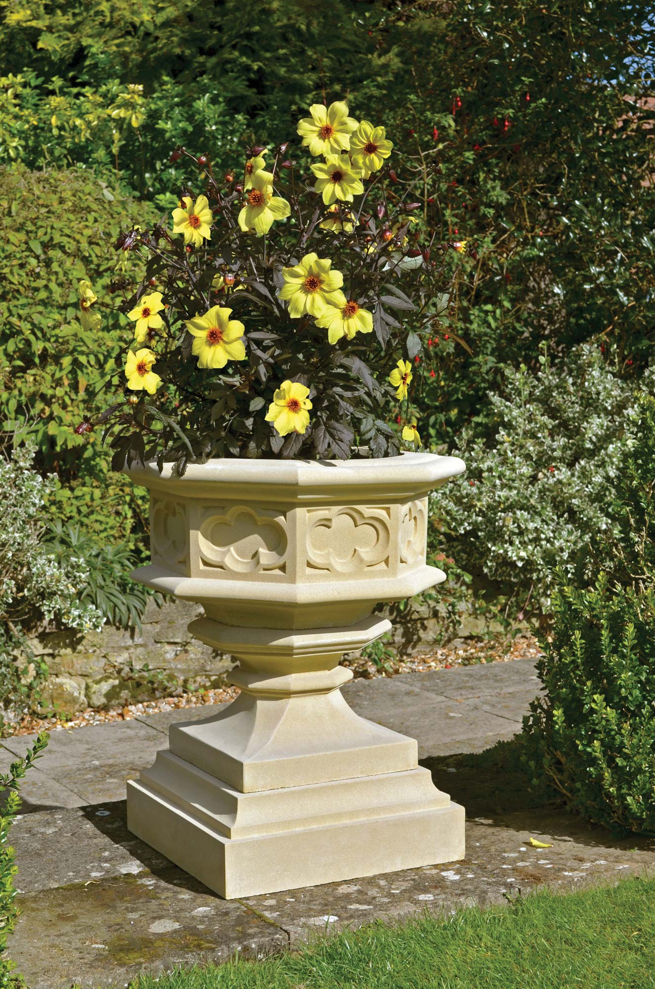 الجرة والقاعدة القوطية