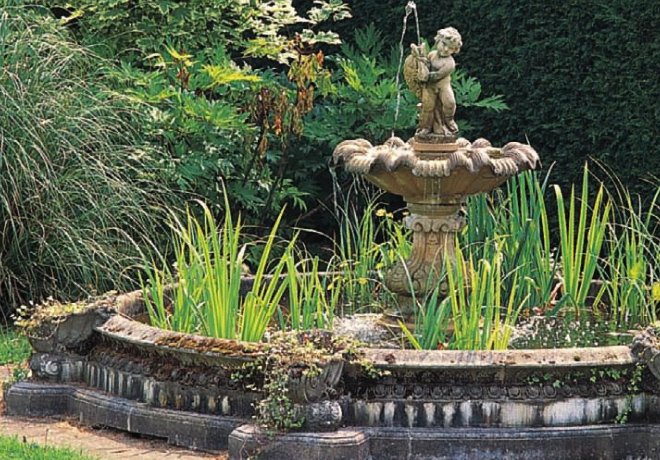 Klassischer Brunnen mit Jungen