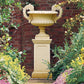 Hadrian Vase – En monumental trädgårdsurna i klassisk stil