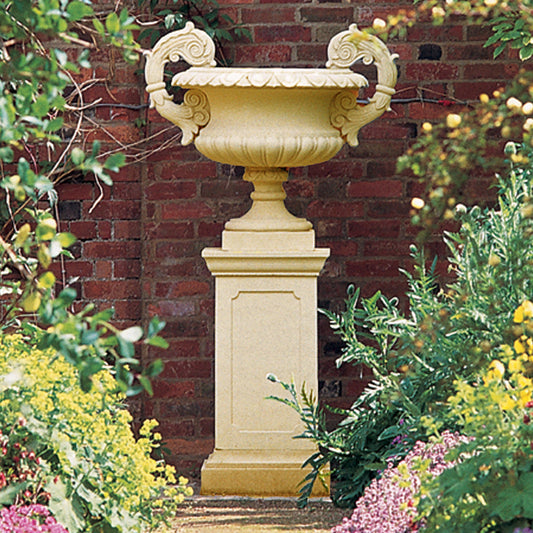 Hadrian Vase – En monumental trädgårdsurna i klassisk stil