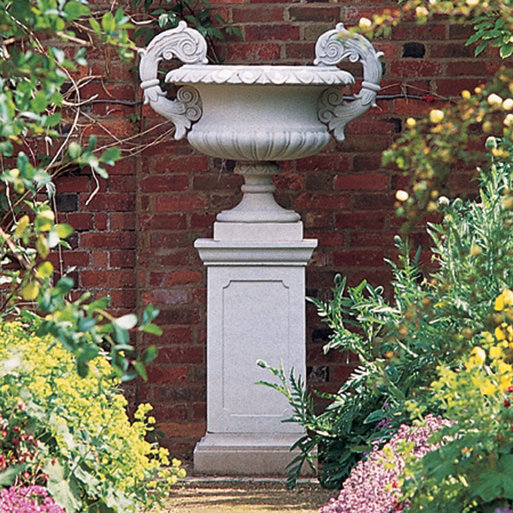 Hadrian Vase – En monumental trädgårdsurna i klassisk stil