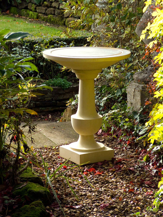 Klassisk fuglebord i støbt sten