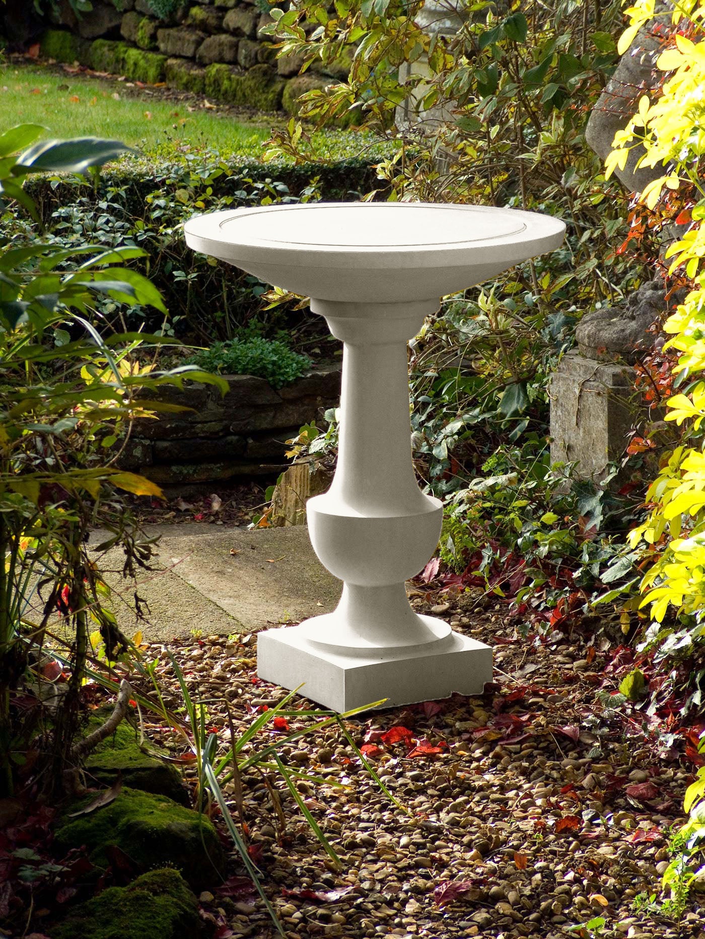 Klassisk fuglebord i støbt sten