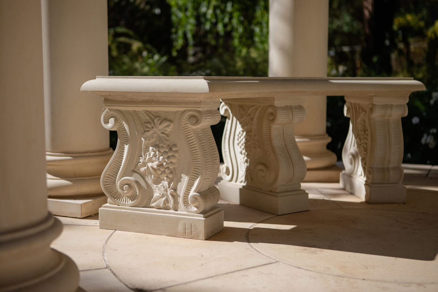 Klassisk steinbenk med bøyd sete