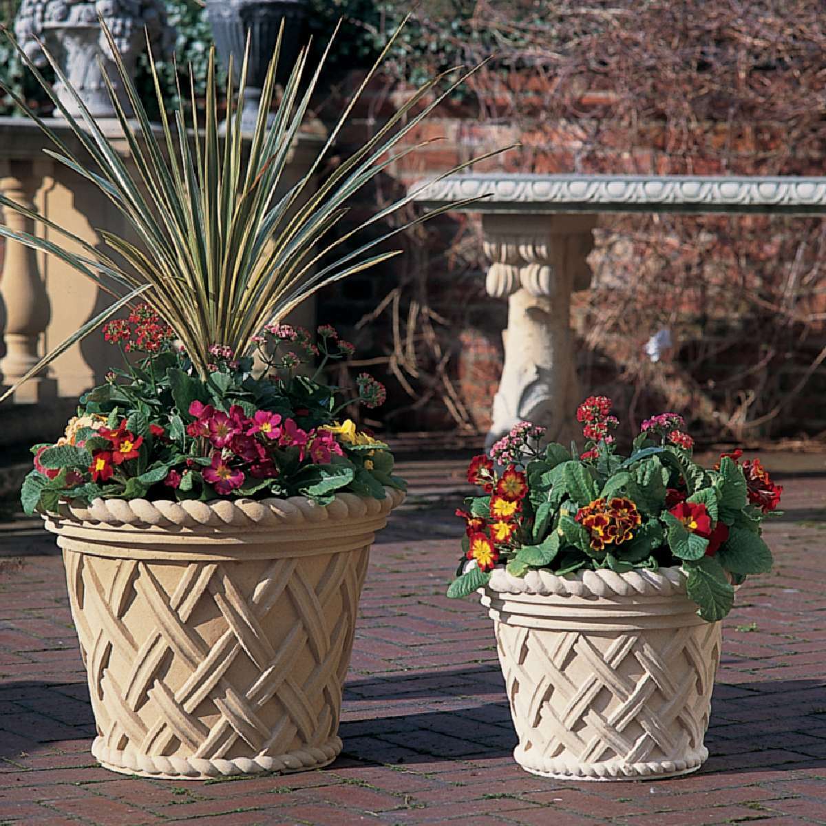 Tudor Jardiniere - urn ya mpandaji wa kawaida